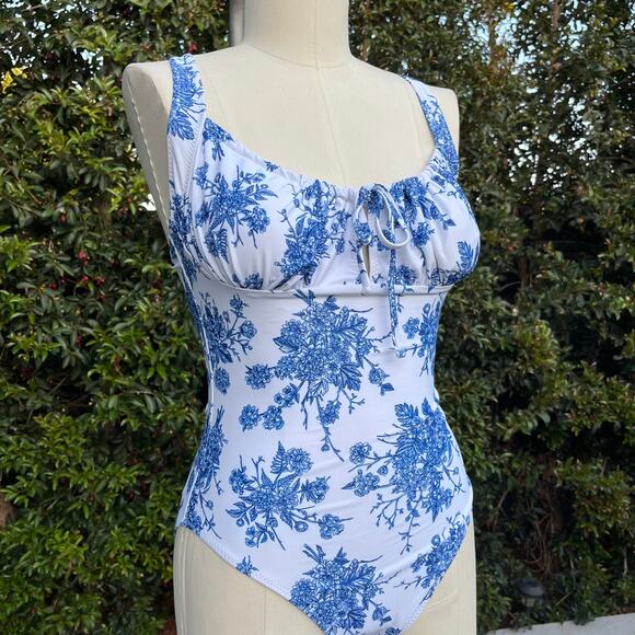 New With Tags Berlook Toile One Piece Swimsuit Women Sz Small White Blue Cottage - Picture 1 of 8
